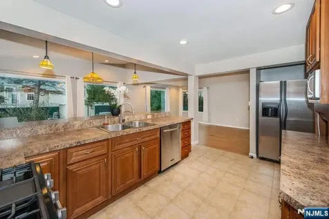 35 Taggart Way Saddle Brook NJ 07663