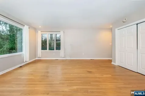 35 Taggart Way Saddle Brook NJ 07663