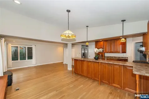 35 Taggart Way Saddle Brook NJ 07663