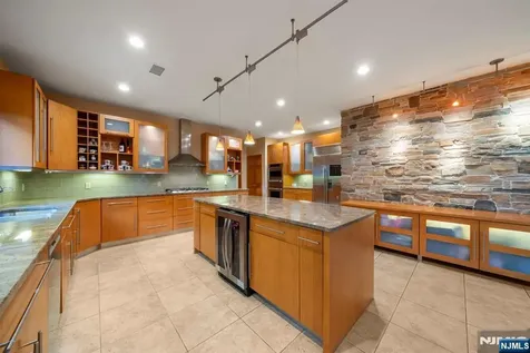 325 Cooper Place Paramus NJ 07652