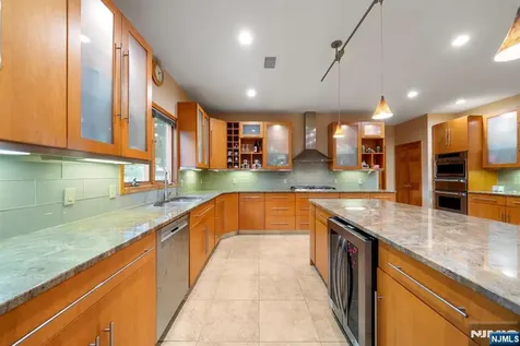 325 Cooper Place Paramus NJ 07652