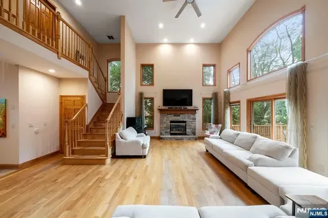 325 Cooper Place Paramus NJ 07652