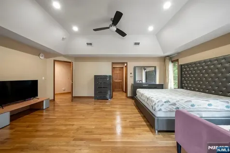 325 Cooper Place Paramus NJ 07652