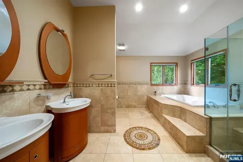 325 Cooper Place Paramus NJ 07652