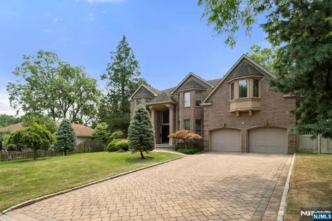 325 Cooper Place Paramus NJ 07652