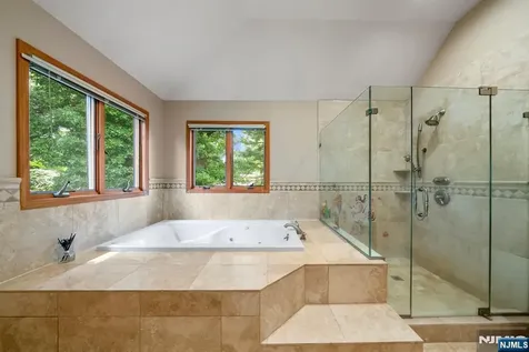 325 Cooper Place Paramus NJ 07652
