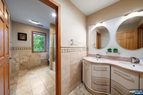 325 Cooper Place Paramus NJ 07652