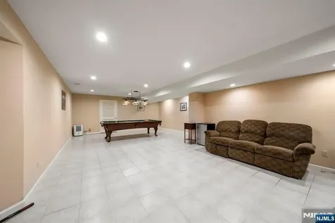 325 Cooper Place Paramus NJ 07652