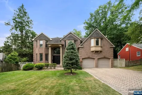 325 Cooper Place Paramus NJ 07652