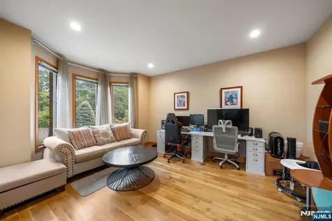 325 Cooper Place Paramus NJ 07652