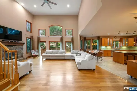 325 Cooper Place Paramus NJ 07652