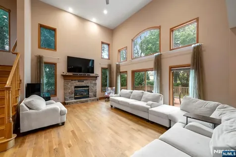 325 Cooper Place Paramus NJ 07652