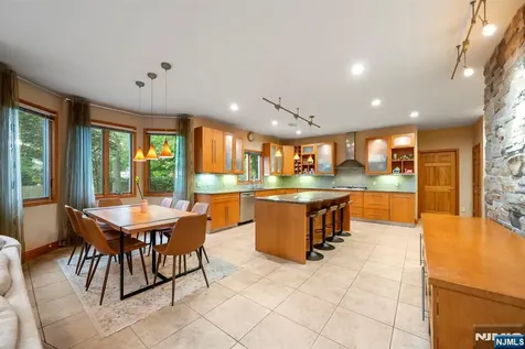 325 Cooper Place Paramus NJ 07652