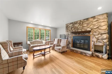 89A Forsythia Paramus NJ 07652
