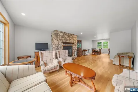 89A Forsythia Paramus NJ 07652