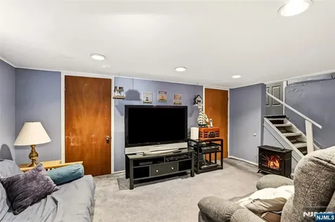 332 Riverside Lyndhurst NJ 07071