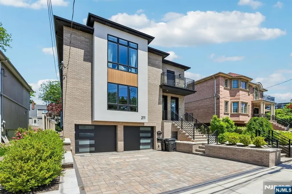 211 Warwick Avenue Fort Lee NJ 07024