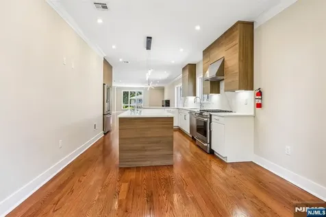 211 Warwick Avenue Fort Lee NJ 07024