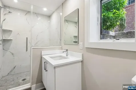 211 Warwick Avenue Fort Lee NJ 07024
