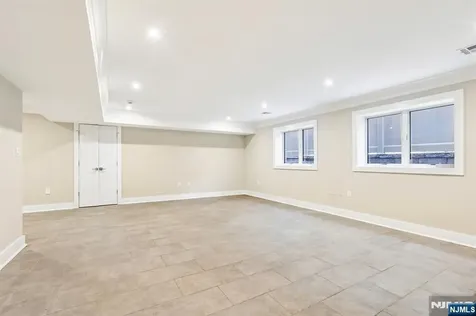 211 Warwick Avenue Fort Lee NJ 07024