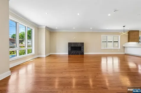 211 Warwick Avenue Fort Lee NJ 07024