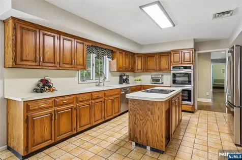 10 Wood Hollow Trail Upper Saddle River NJ 07458