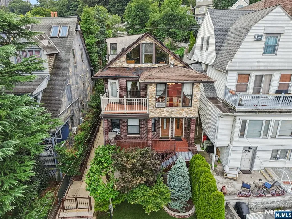 32 Hudson Terrace Edgewater NJ 07020