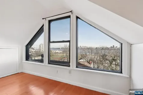 32 Hudson Terrace Edgewater NJ 07020
