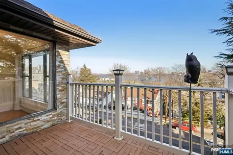 32 Hudson Terrace Edgewater NJ 07020