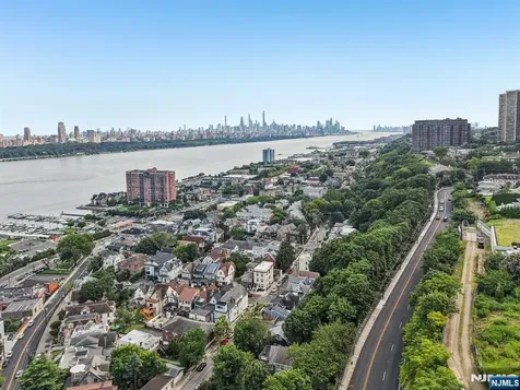 32 Hudson Terrace Edgewater NJ 07020