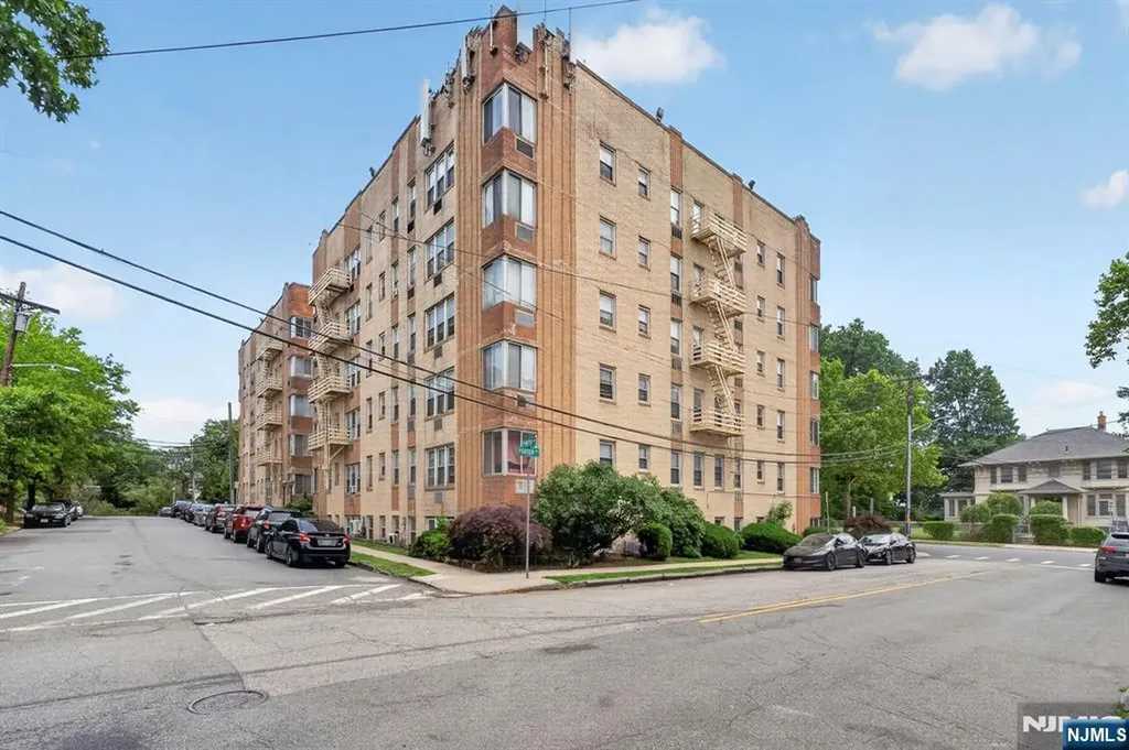 19 Lyons Newark NJ 07112