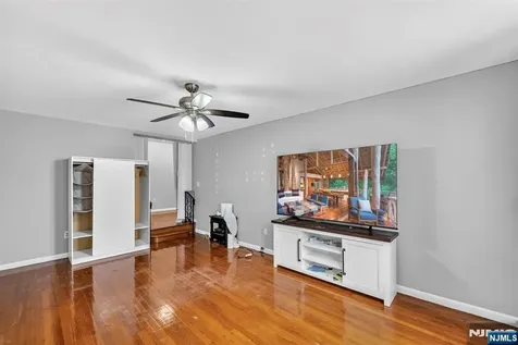 19 Lyons Newark NJ 07112