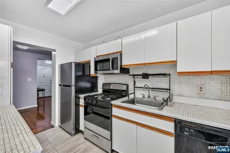 19 Lyons Newark NJ 07112