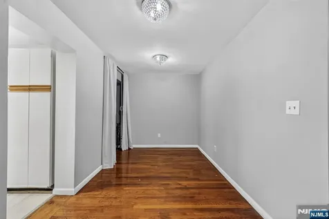 19 Lyons Newark NJ 07112