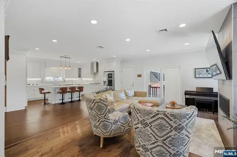 1077 Anderson Fort Lee NJ 07024