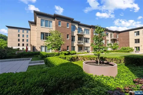 250 Henley Place Weehawken NJ 07086