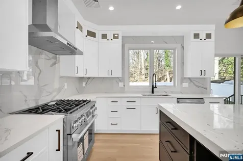 31 Ashwood Drive Livingston NJ 07039