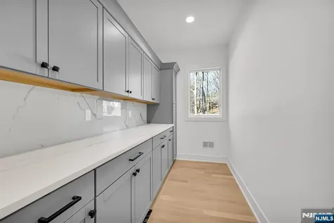 31 Ashwood Drive Livingston NJ 07039