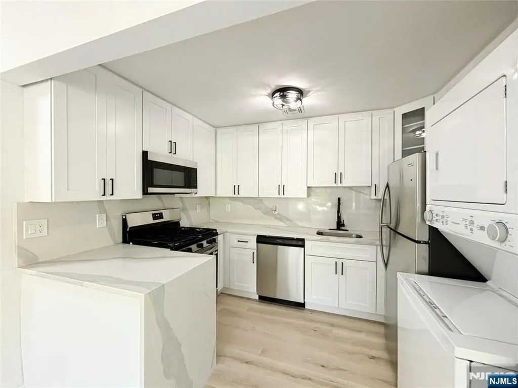 135 Falcon Ridge Way Hamburg NJ 07419