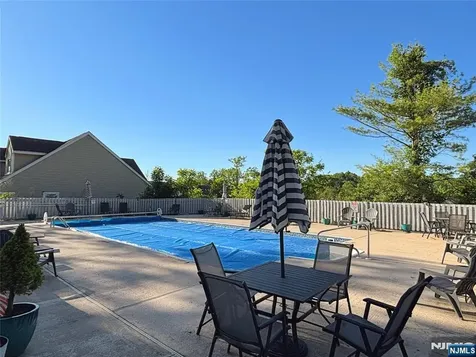 135 Falcon Ridge Way Hamburg NJ 07419