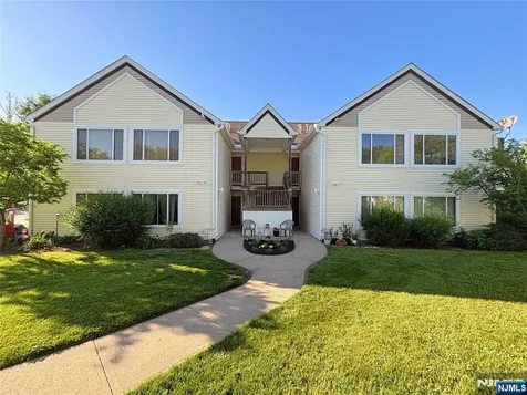 135 Falcon Ridge Way Hamburg NJ 07419