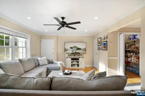 149 Ridge Gardens Cedar Grove NJ 07009