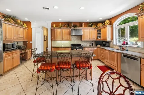 525 Kings Point Trail Franklin Lakes NJ 07417