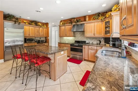 525 Kings Point Trail Franklin Lakes NJ 07417