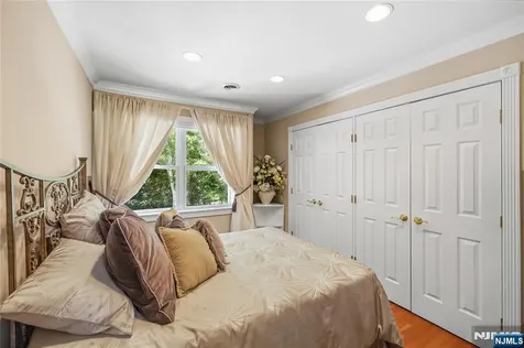 525 Kings Point Trail Franklin Lakes NJ 07417