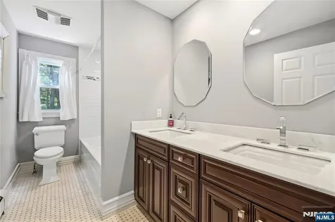 525 Kings Point Trail Franklin Lakes NJ 07417