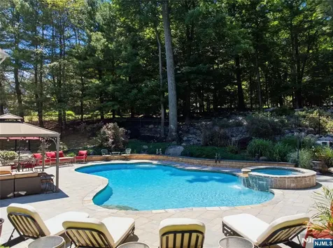 525 Kings Point Trail Franklin Lakes NJ 07417