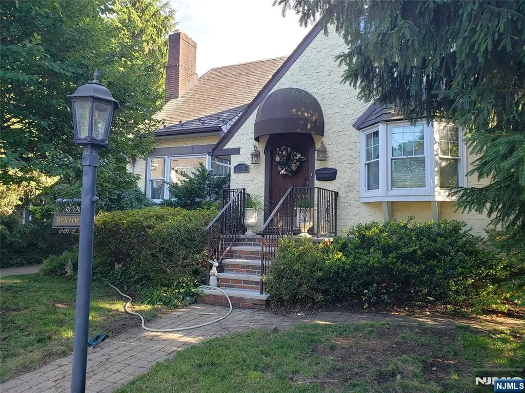 216 N Ross Place Ho-ho-kus NJ 07423