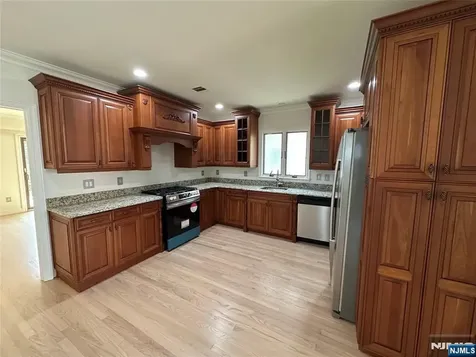 550 3rd Street Palisades Park NJ 07650