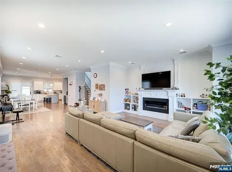 403 Northwood Way Palisades Park NJ 07650